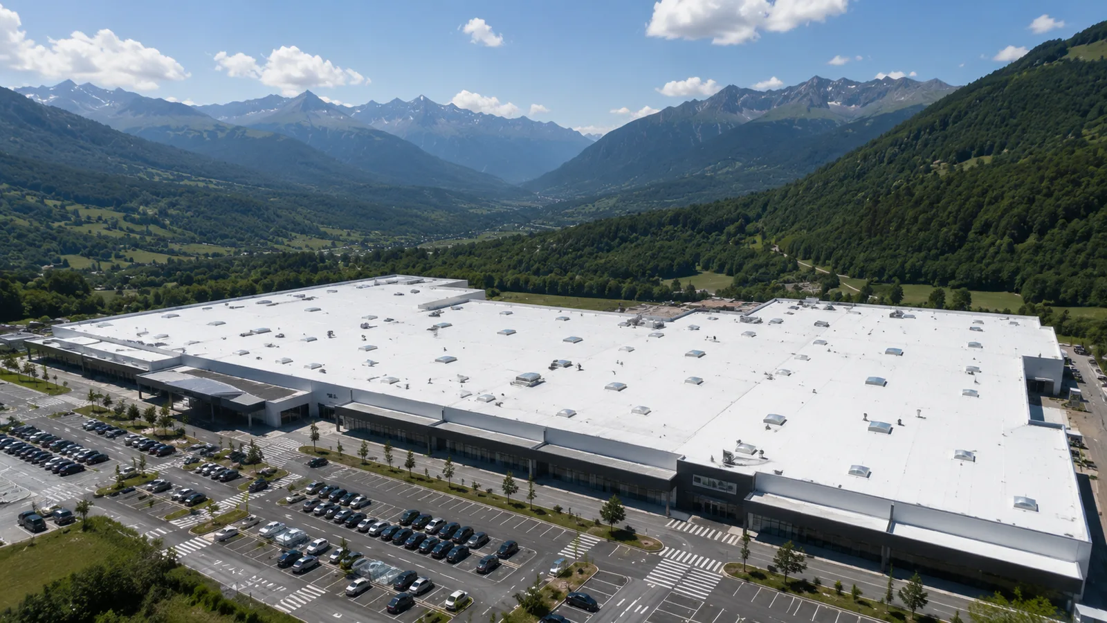 Centre commercial avec toiture cool roof blanche en vallée alpine