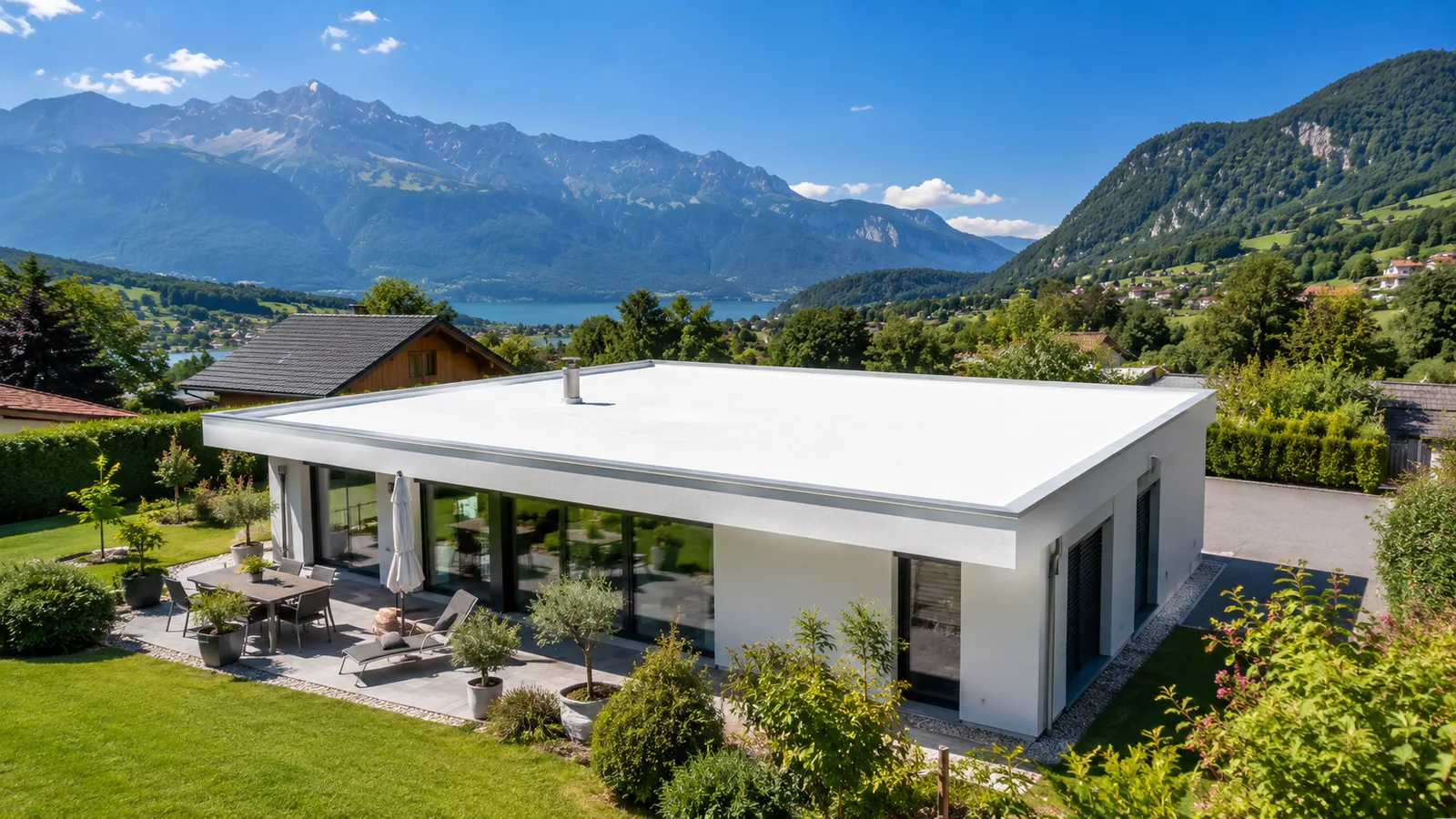 Maison individuelle avec toit plat peint en blanc réfléchissant en Haute-Savoie