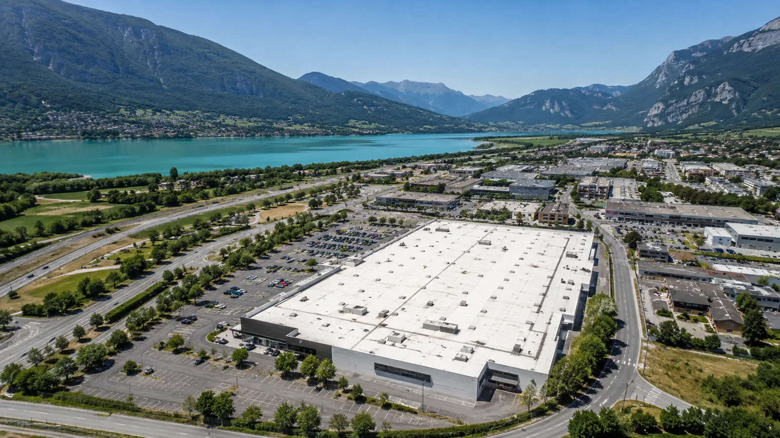 Vue aérienne de Annecy avec un bâtiment à toiture blanche réfléchissante cool roof