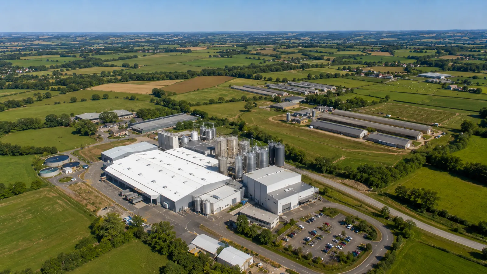 Vue aérienne de Bourg-en-Bresse avec un bâtiment à toiture blanche réfléchissante cool roof