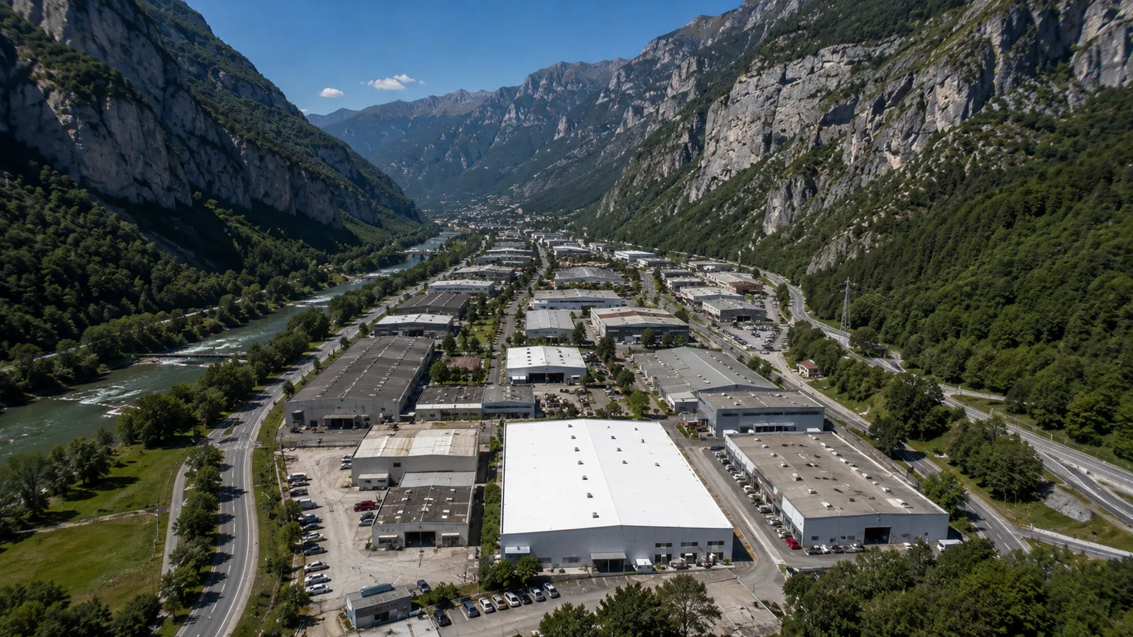 Vue aérienne de Cluses avec un bâtiment à toiture blanche réfléchissante cool roof
