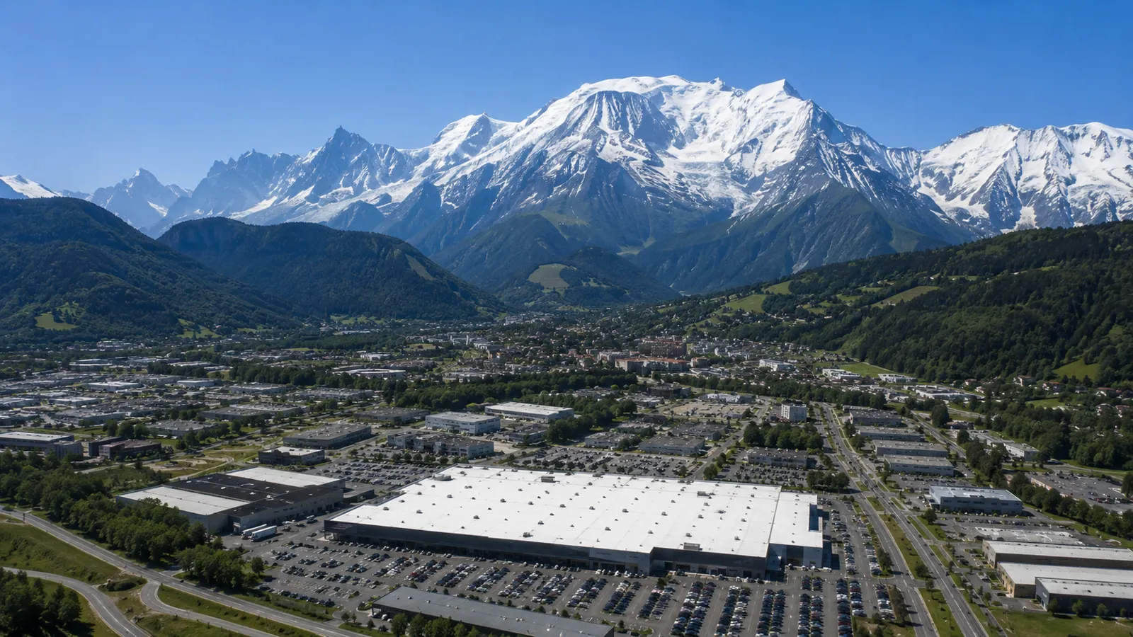 Vue aérienne de Sallanches avec un bâtiment à toiture blanche réfléchissante cool roof
