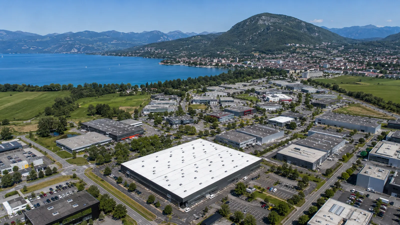 Vue aérienne de Thonon-les-Bains avec un bâtiment à toiture blanche réfléchissante cool roof